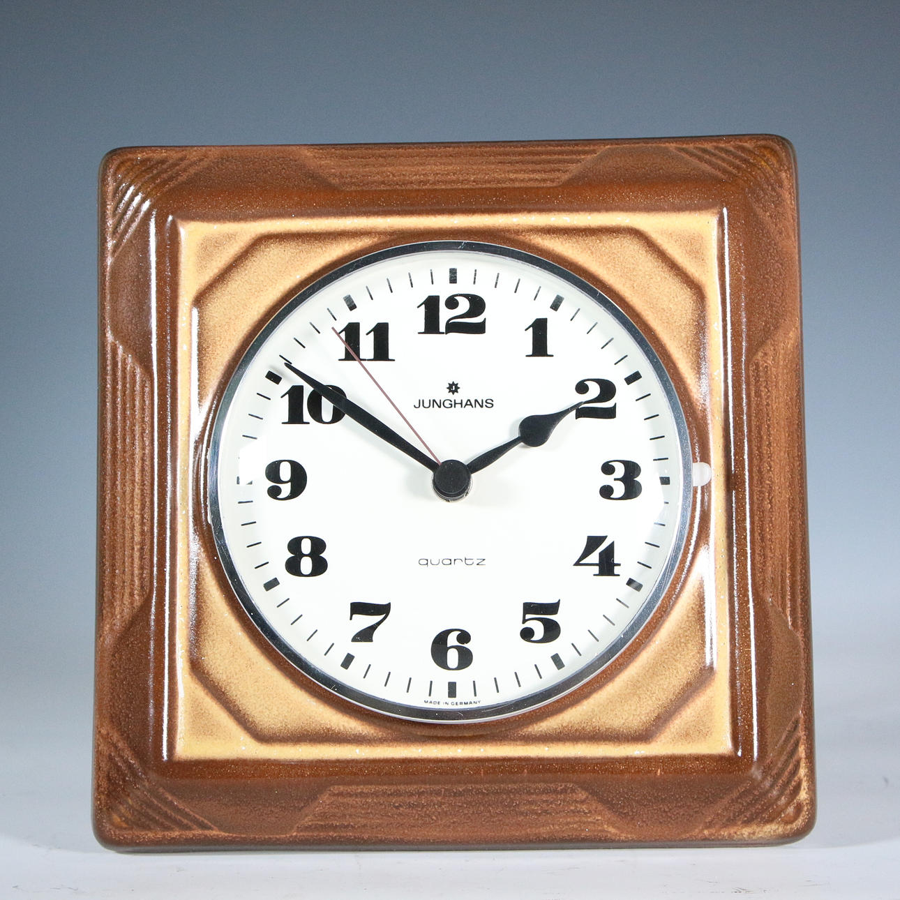 JUNGHANS. Seinäkello, keraaminen.