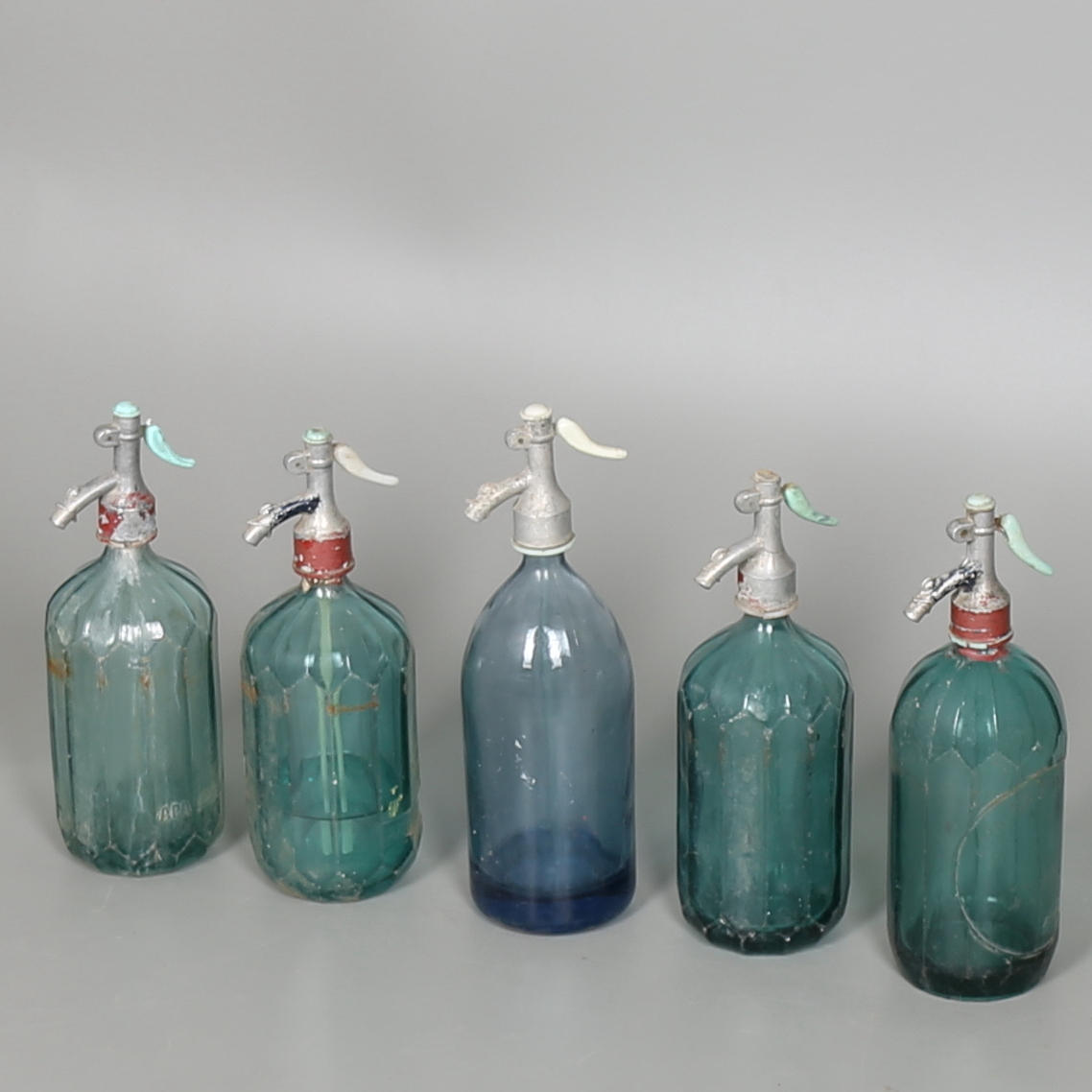 SIFONER i glas och aluminium. 5 st. 1900-tal.