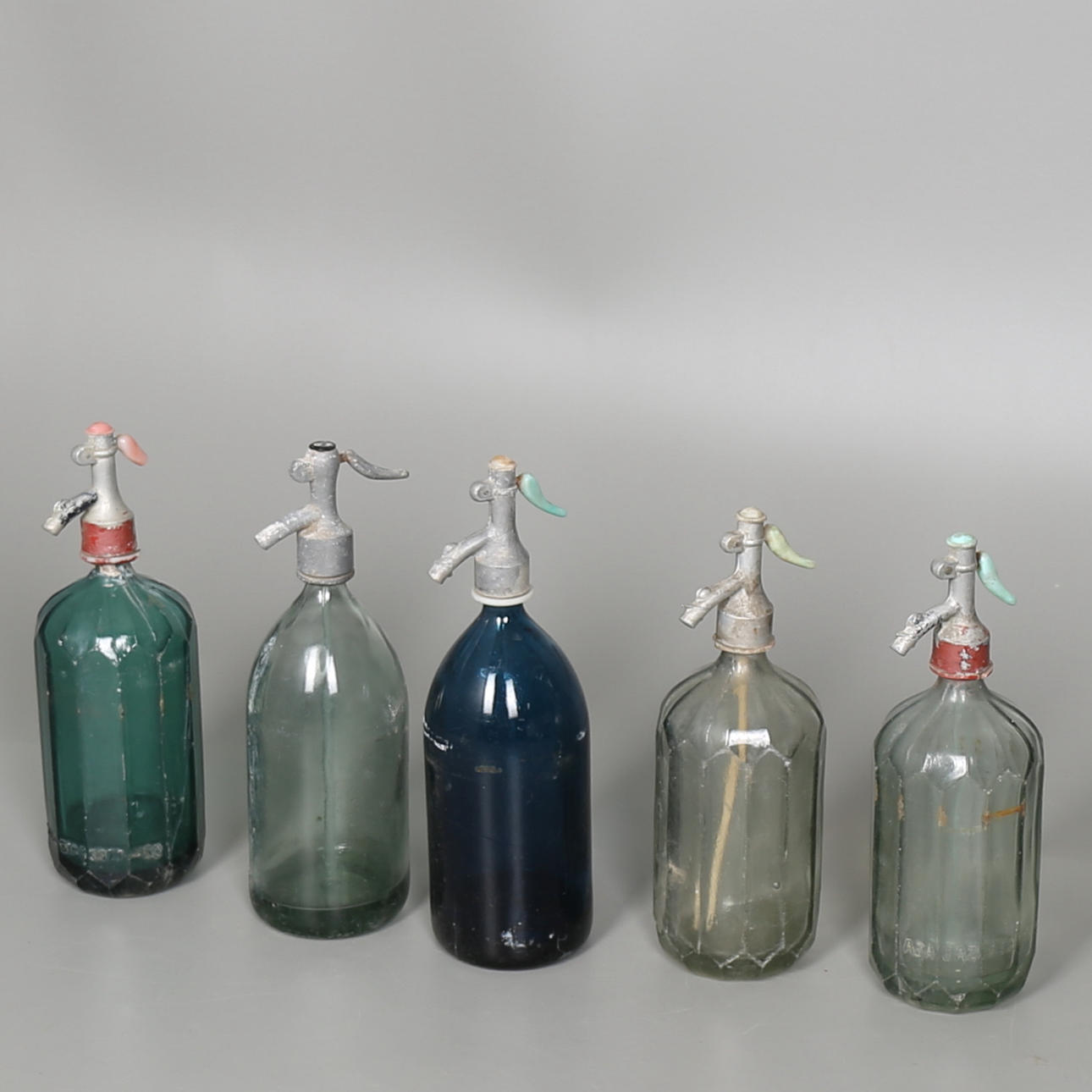 SIFONER i glas och aluminium. 5 st. 1900-tal.