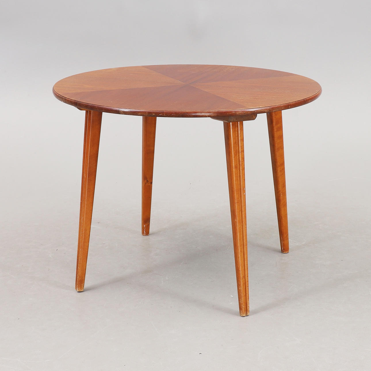 BORD, runt, 1900-talets första hälft.