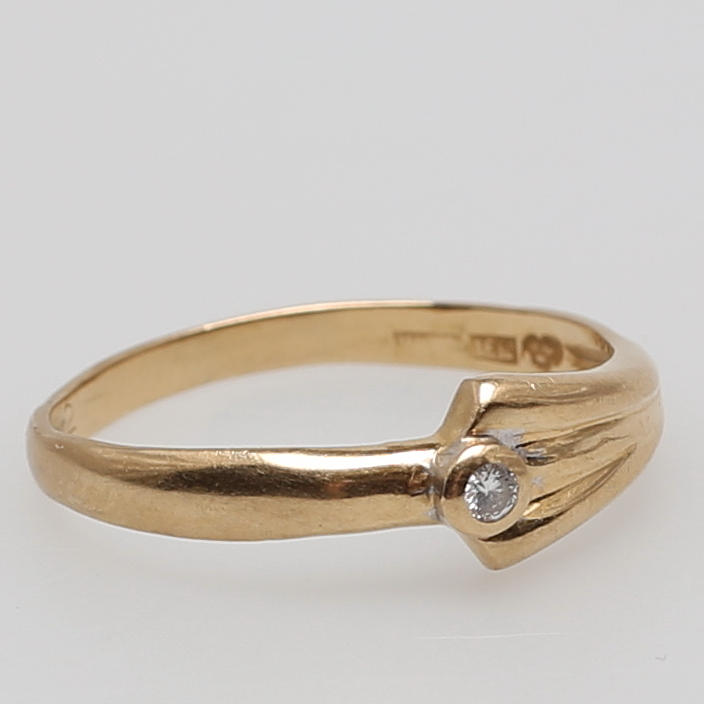 RING i 18K gulguld besatt med diamant om 0,02 carat, troligen Västermalms Guldsmedsaffär F Sund.