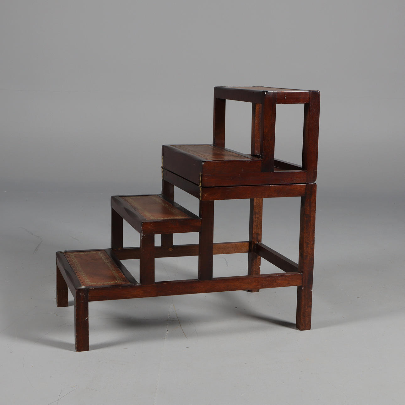 BIBLIOTHEKSLEITER, englischer Stil. Falten.