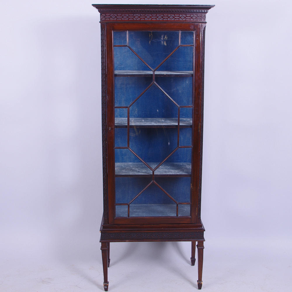 VITRINSKÅP, mahognybetsat, engelsk stil.