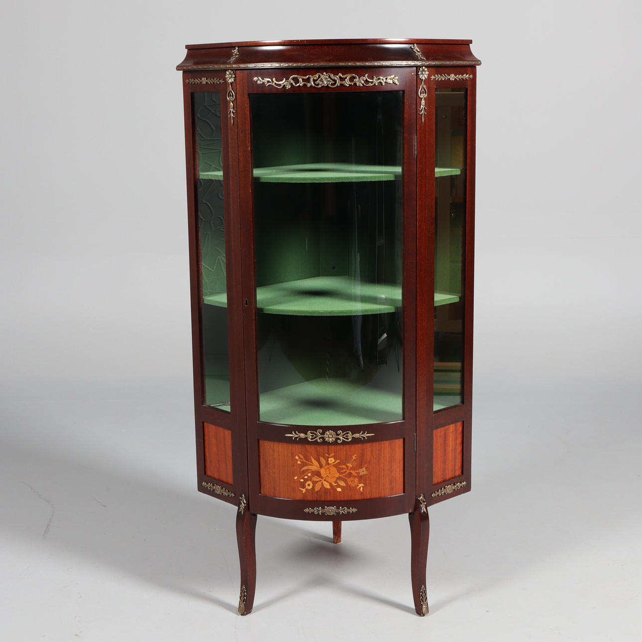 HÖRNVITRINSKÅP, rokokostil.