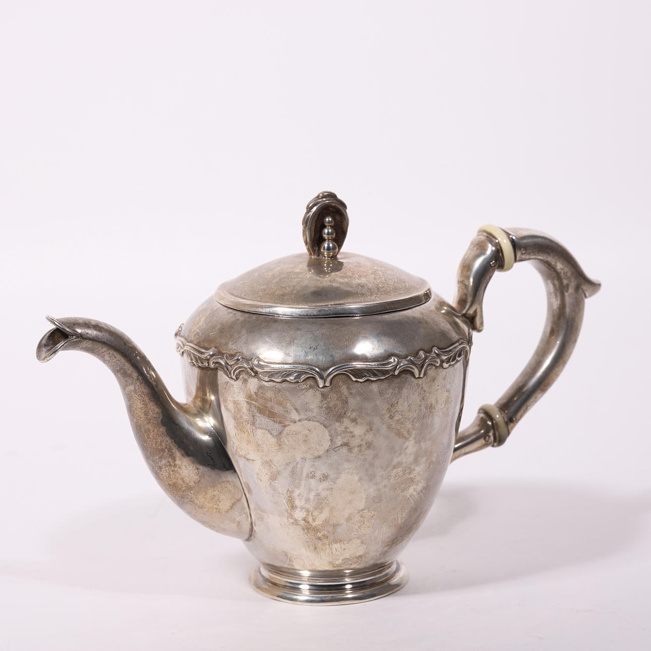 HAMMERED SILVER COFFEE MACHINE.