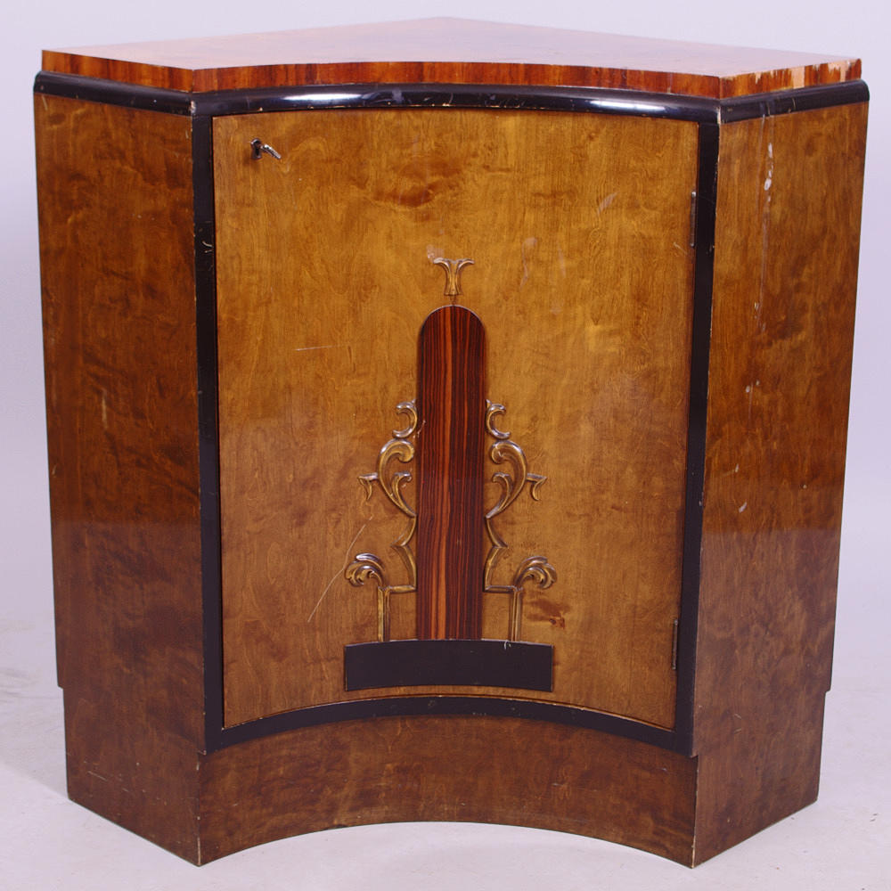 HÖRNSKÅP, björk med dekor i relief, Art Deco.