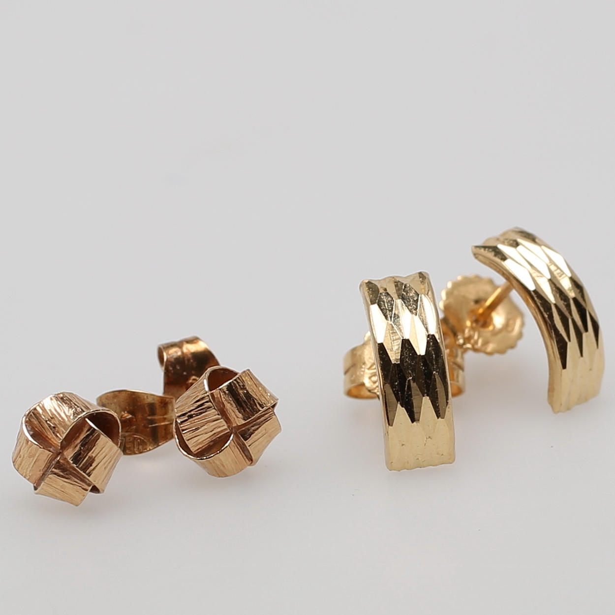 ÖRHÄNGE i 18K gulguld, två par, stämplade 750.