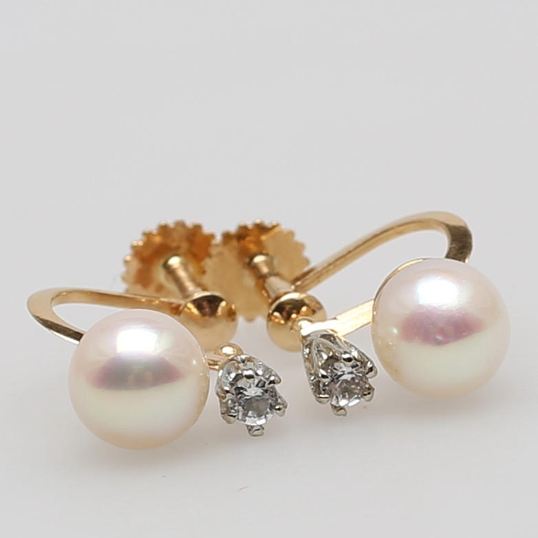 ÖRHÄNGEN i 18K gulguld med rosatonade pärlor, ett par, Guldvaruaktiebolaget G. Dahlgren & Co AB, Malmö.