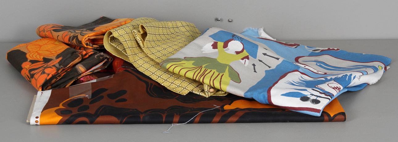 TEXTILIER, 7 delar, bl.a. "Ballad" Gocken Jobs, "Valmu" Marjatta Metsovaara. 1960-70-tal.