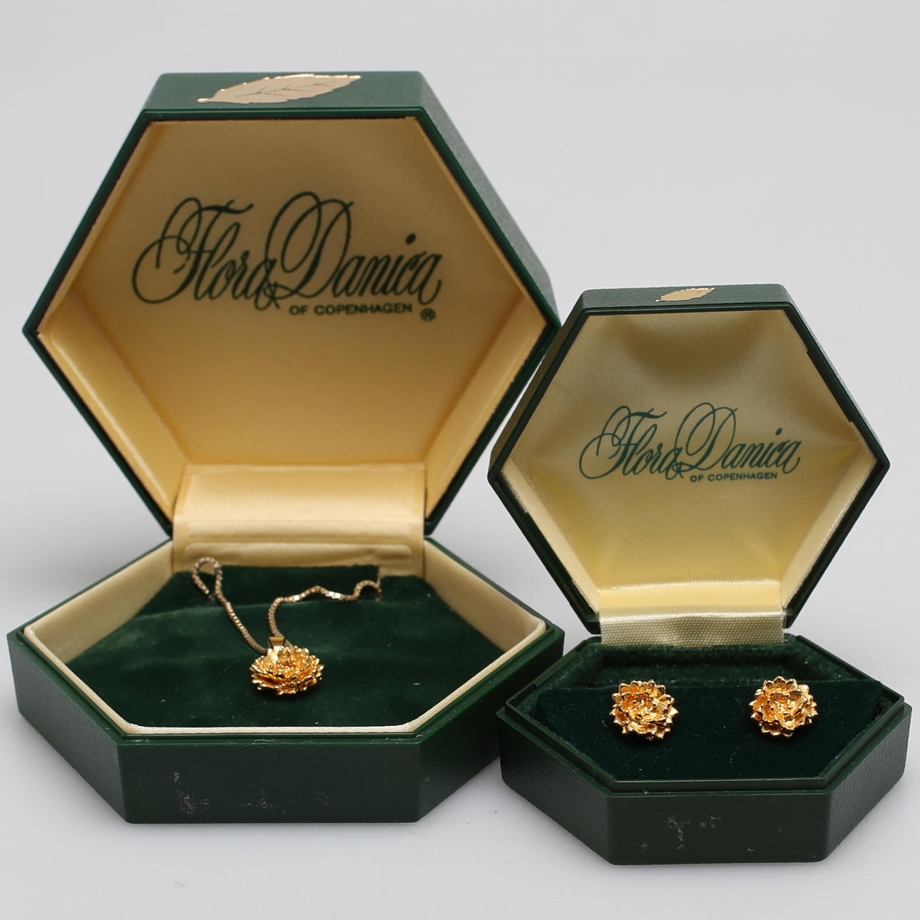 ÖRHÄNGE samt HÄNGE i förgyllt sterlingsilver, "Flora Danica", Danmark.