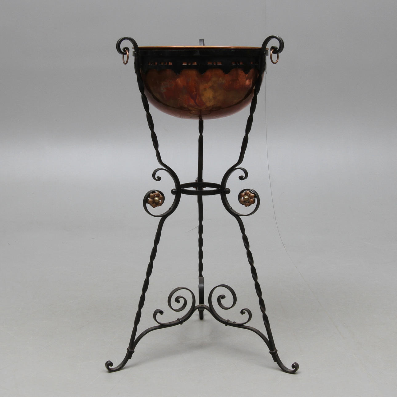 YTTERFODER med benställning, koppar samt smide, omkring sekelskiftet 1900.