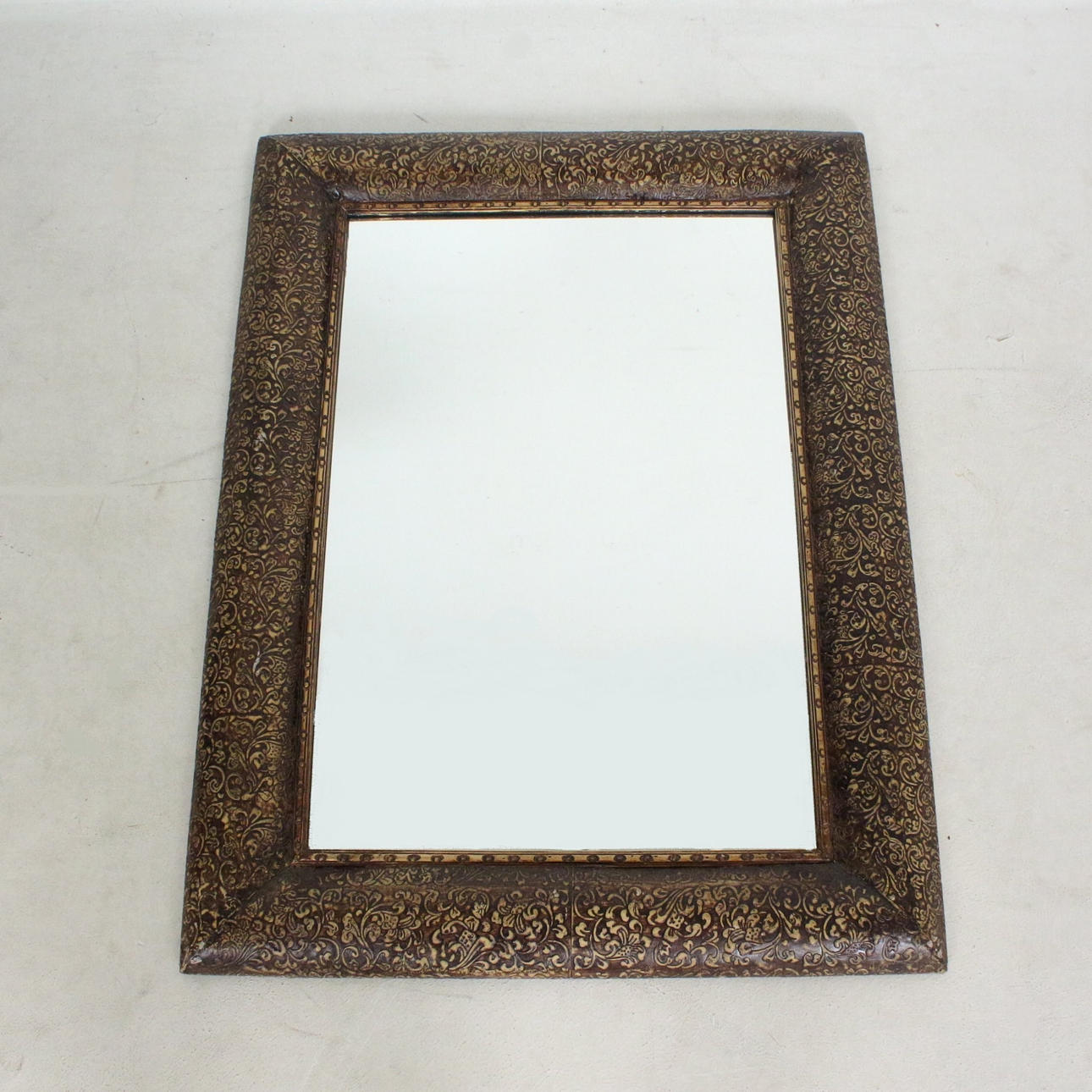 Speglar med blommig inredning.