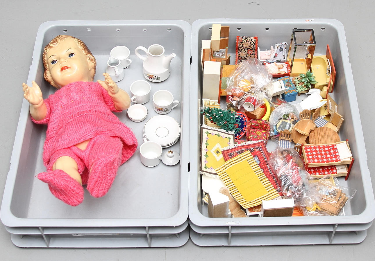 DOCKSKÅPSMÖBLER och INREDNING med mera,1900-tal.