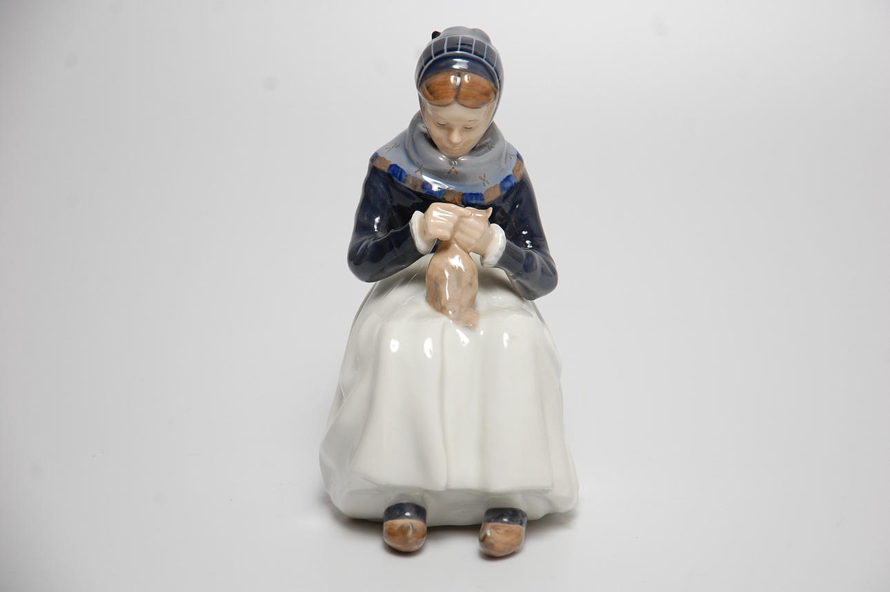 FIGURIN, " Amagerpige " porslin, Royal Copenhagen.