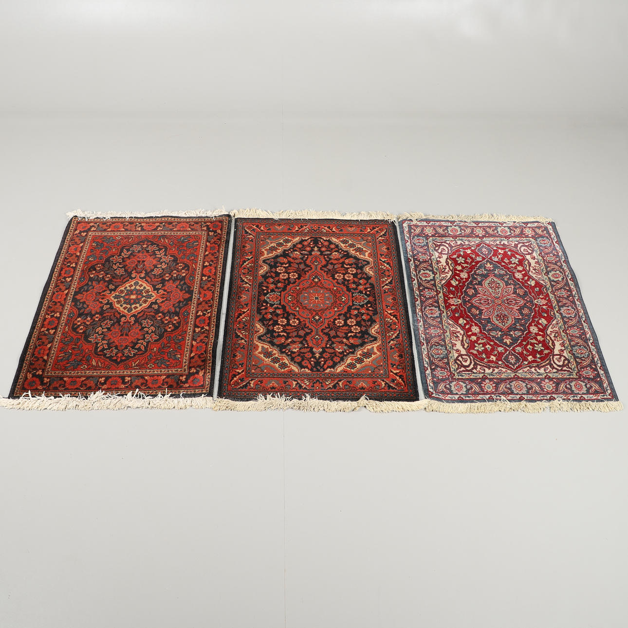 TRE SMÅ ÖSTRA STIL MATTOR.