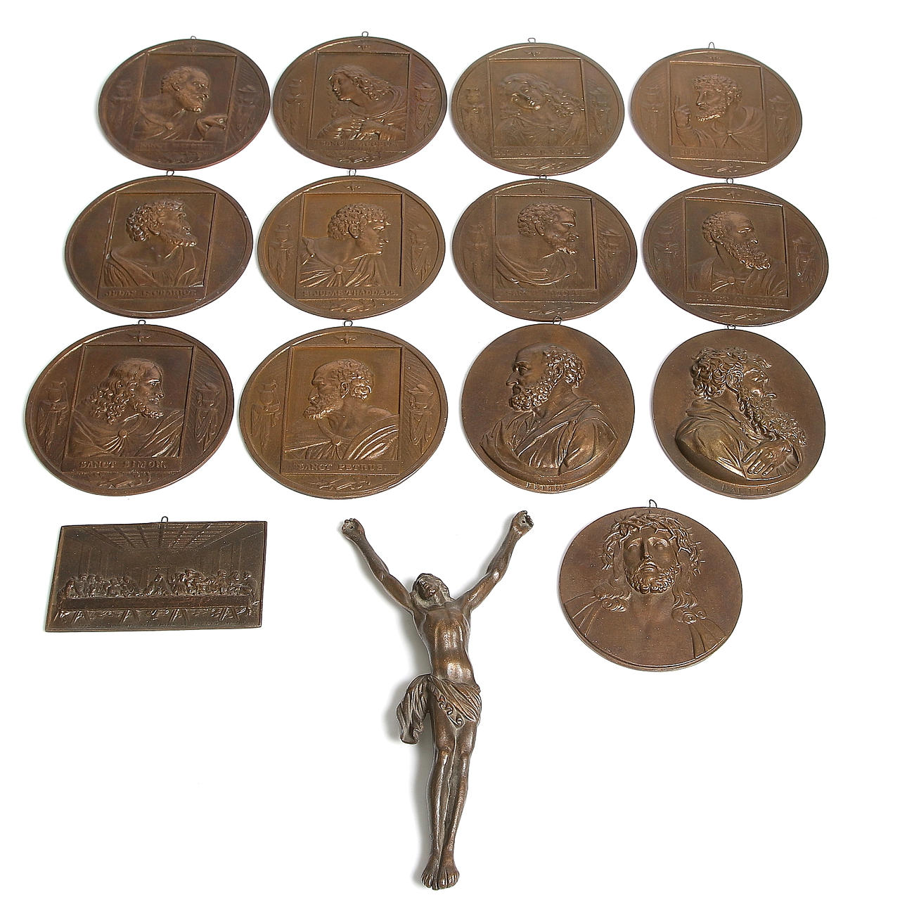 PLAKETTER samt KRISTUSFIGUR, 15 st, brons. 1800/1900-tal.