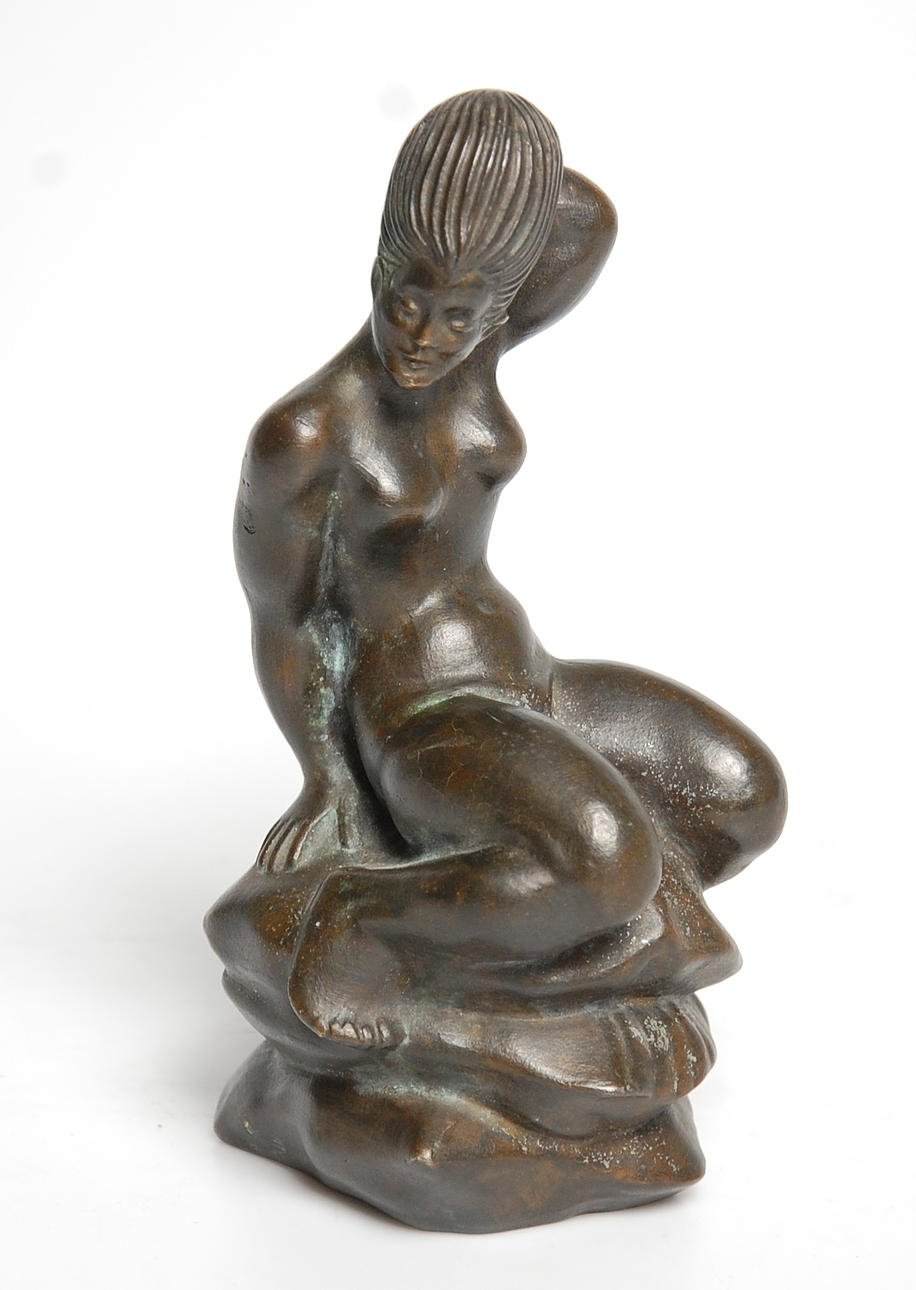 HANS KONGSLEV, DANMARK. skulptur, " Tinos " sittande kvinnofigur, signerad.