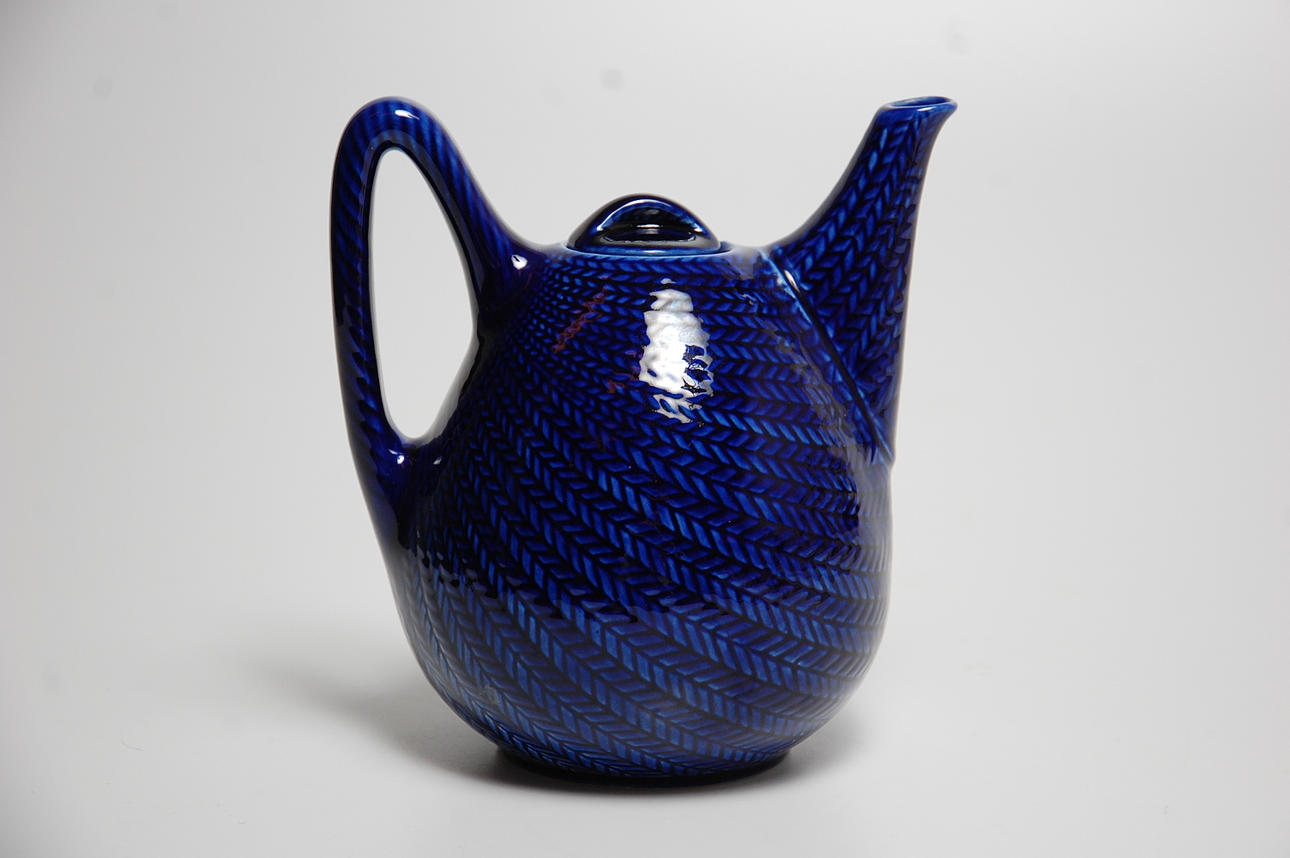 TEKANNA, " Blå Eld " porslin Hertha Bengtsson.