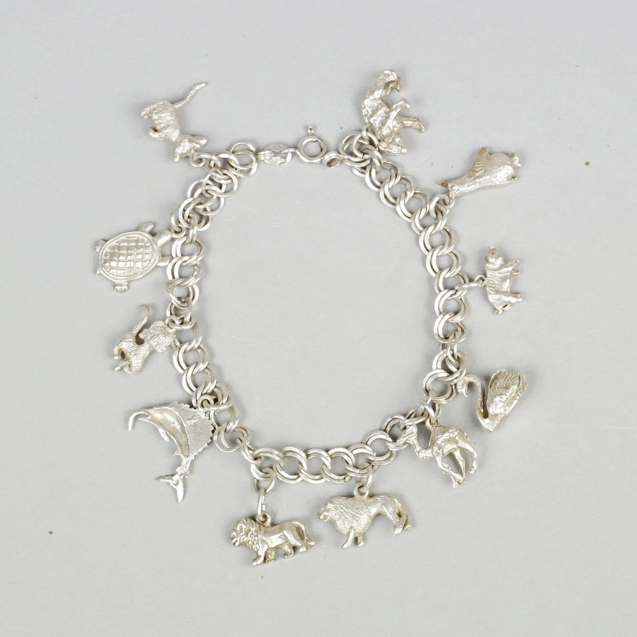 ARMBAND, sterling silver med 11 st berlocker.