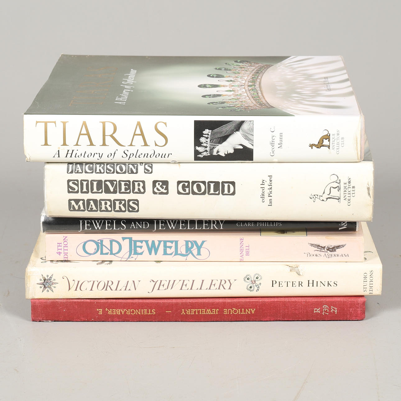 EINE MENGE BÜCHER ÜBER SCHMUCK.