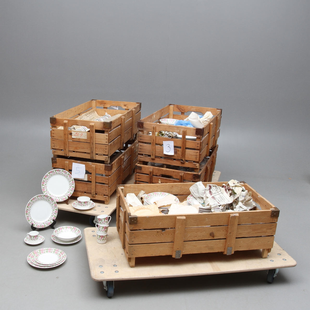 MAT-, TE- och KAFFESERVIS, porslin, "Törnrosa" Design Margareta Hennix/ Calle Blomqvist 1968-70, Gustavsberg.