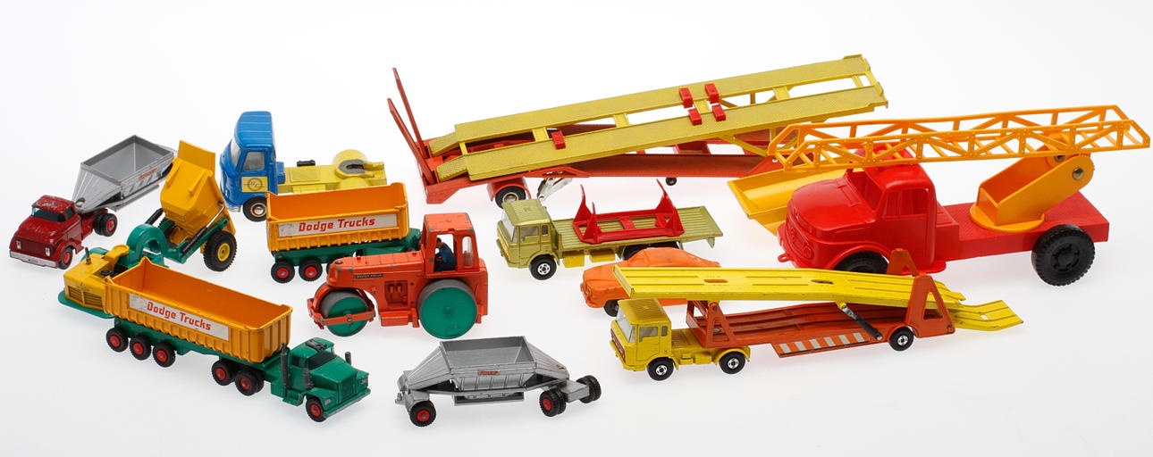 LEKSAKSBILAR, plåt och plast, bl.a. Dinky Toys.