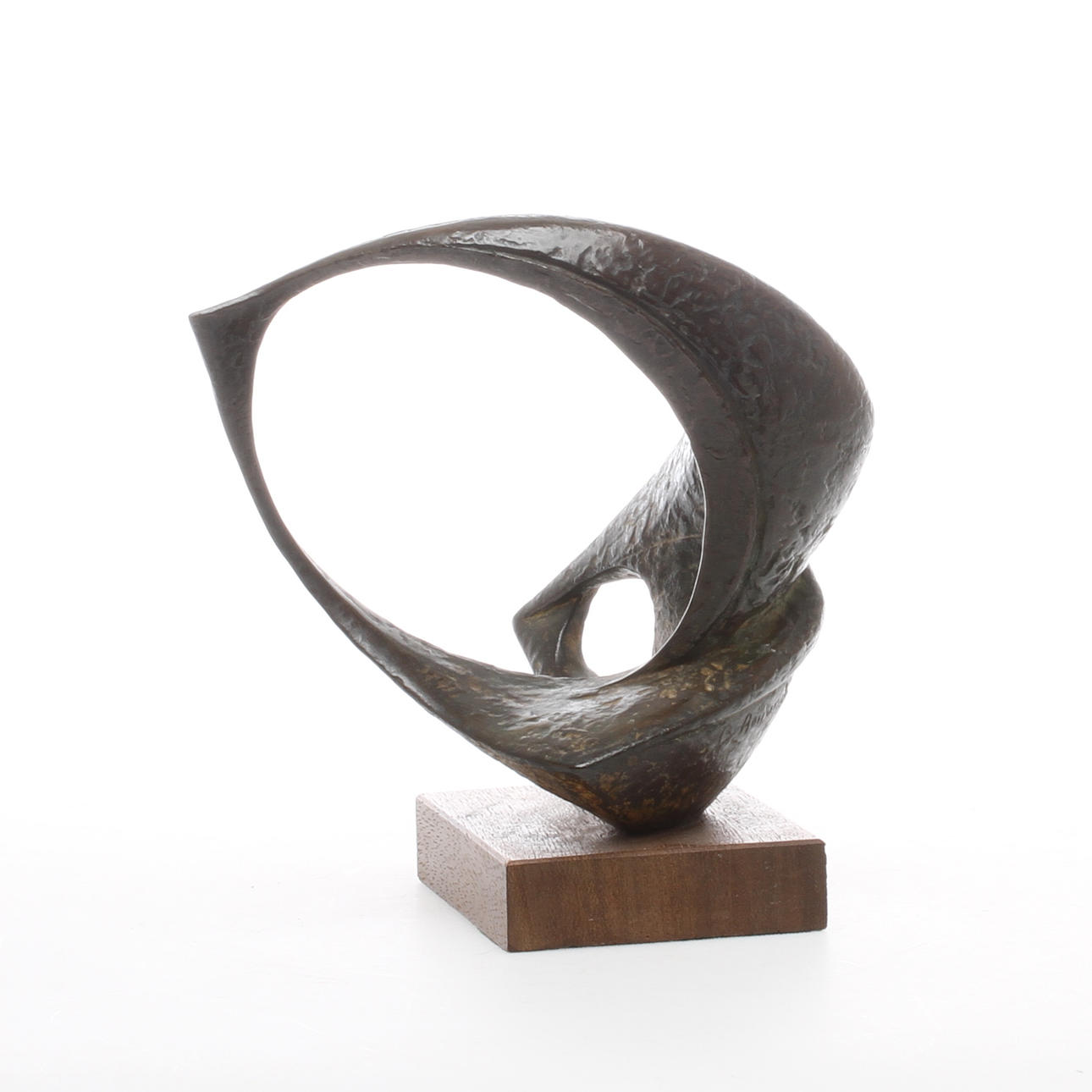 BENGT AMUNDIN. "Kosmiskt rum", brons på träsockel, signerad.