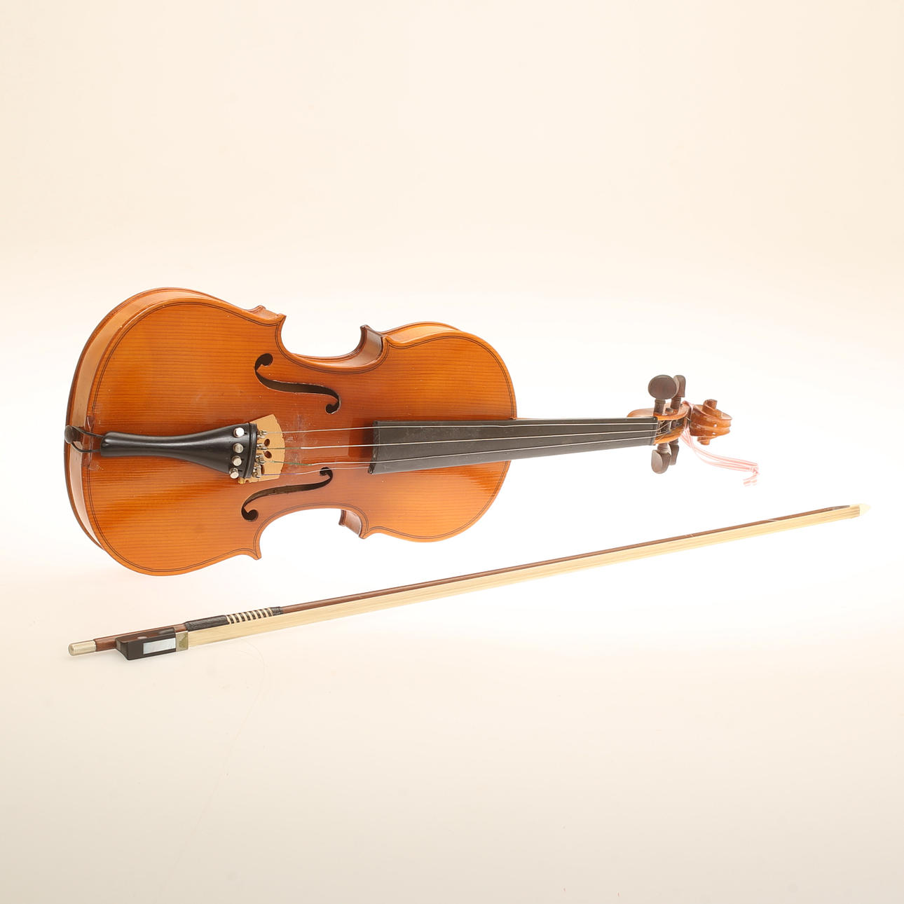 VIOLÍN con arco, siglo XX.