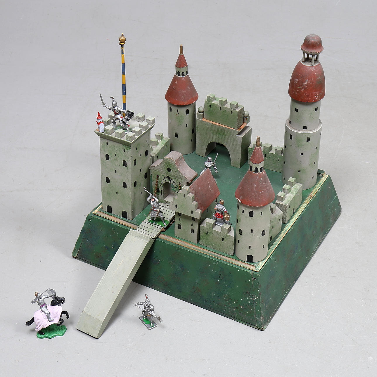 RIDDARBORG trä med ca 6 riddare Crescent.