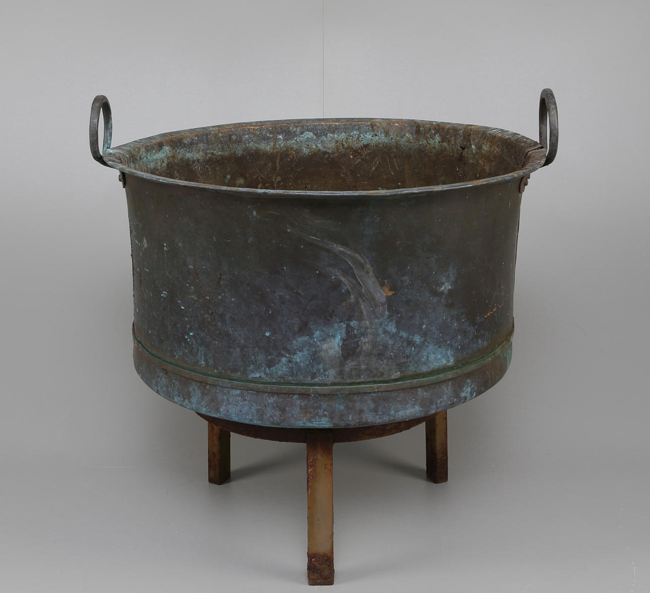 BALJA, Koppar med stativ, 1800-tal.