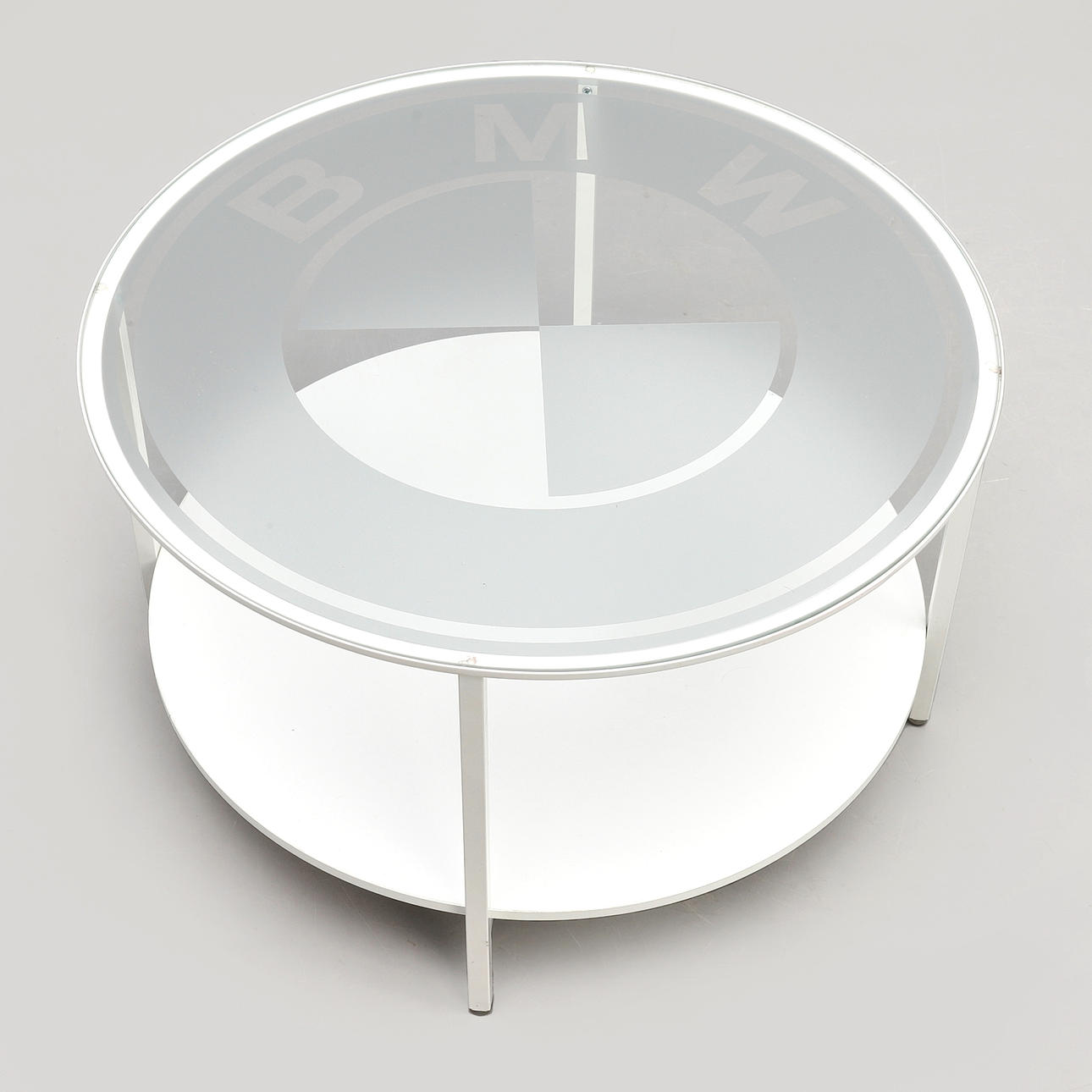 BMW, sofabord, glasplade med BMW logo.