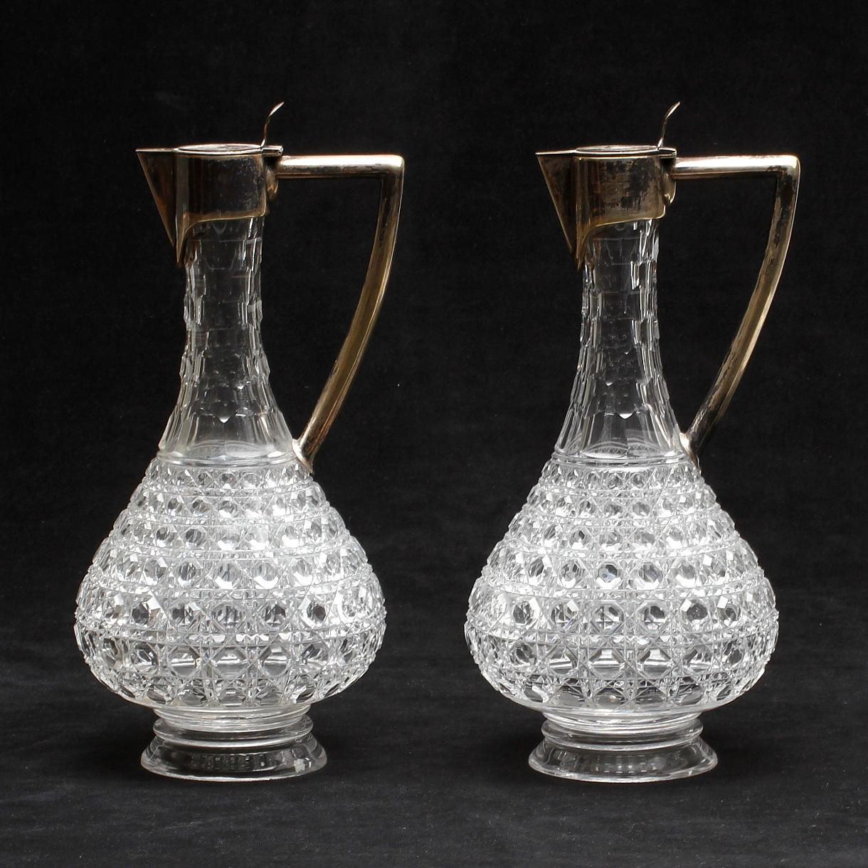 VINKANNOR, ett par, glas och nysilver, 1900-talets första hälft.