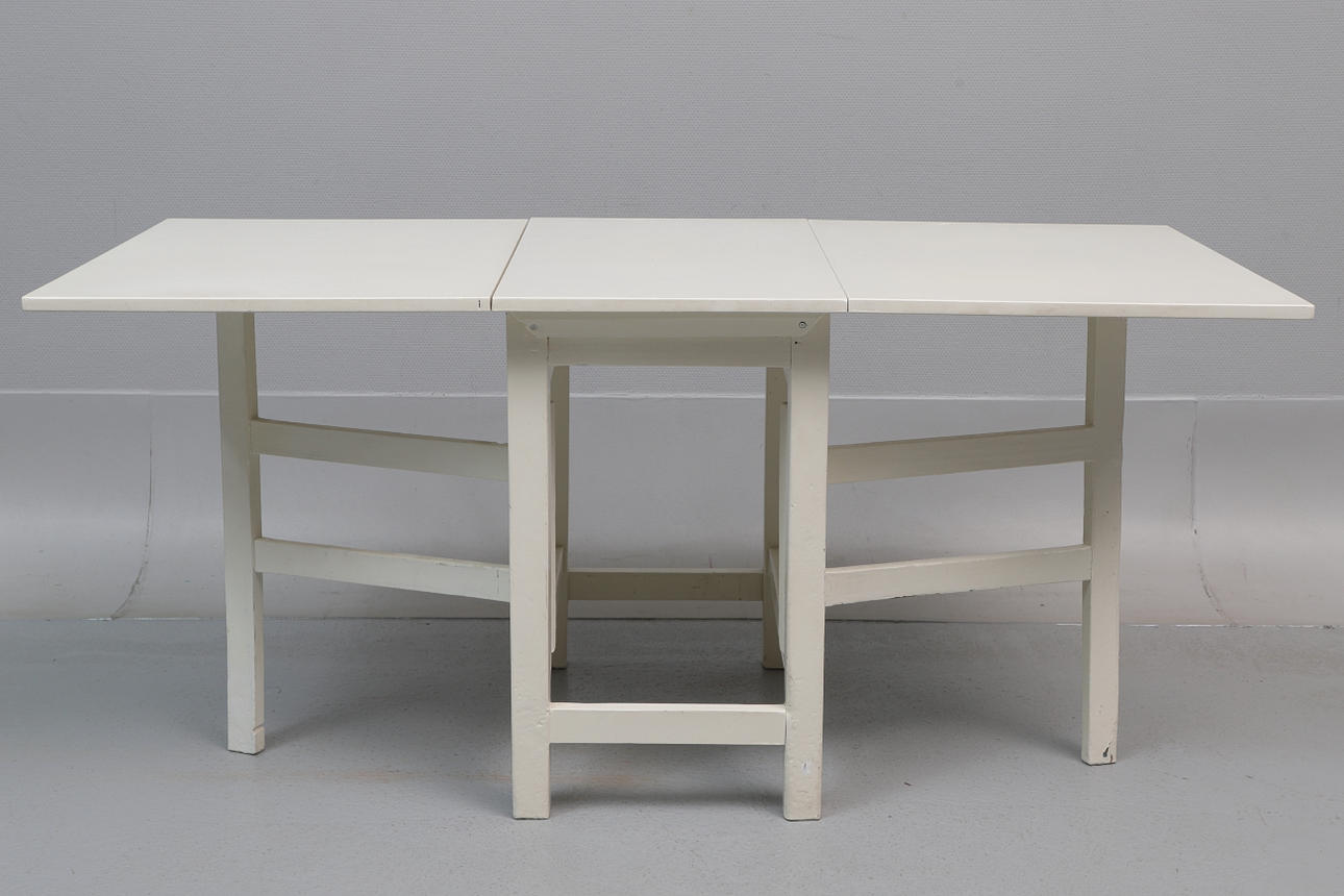 SLAGBORD, vitlackerat trä, 1900-tal. Möbler - Bord - Auctionet