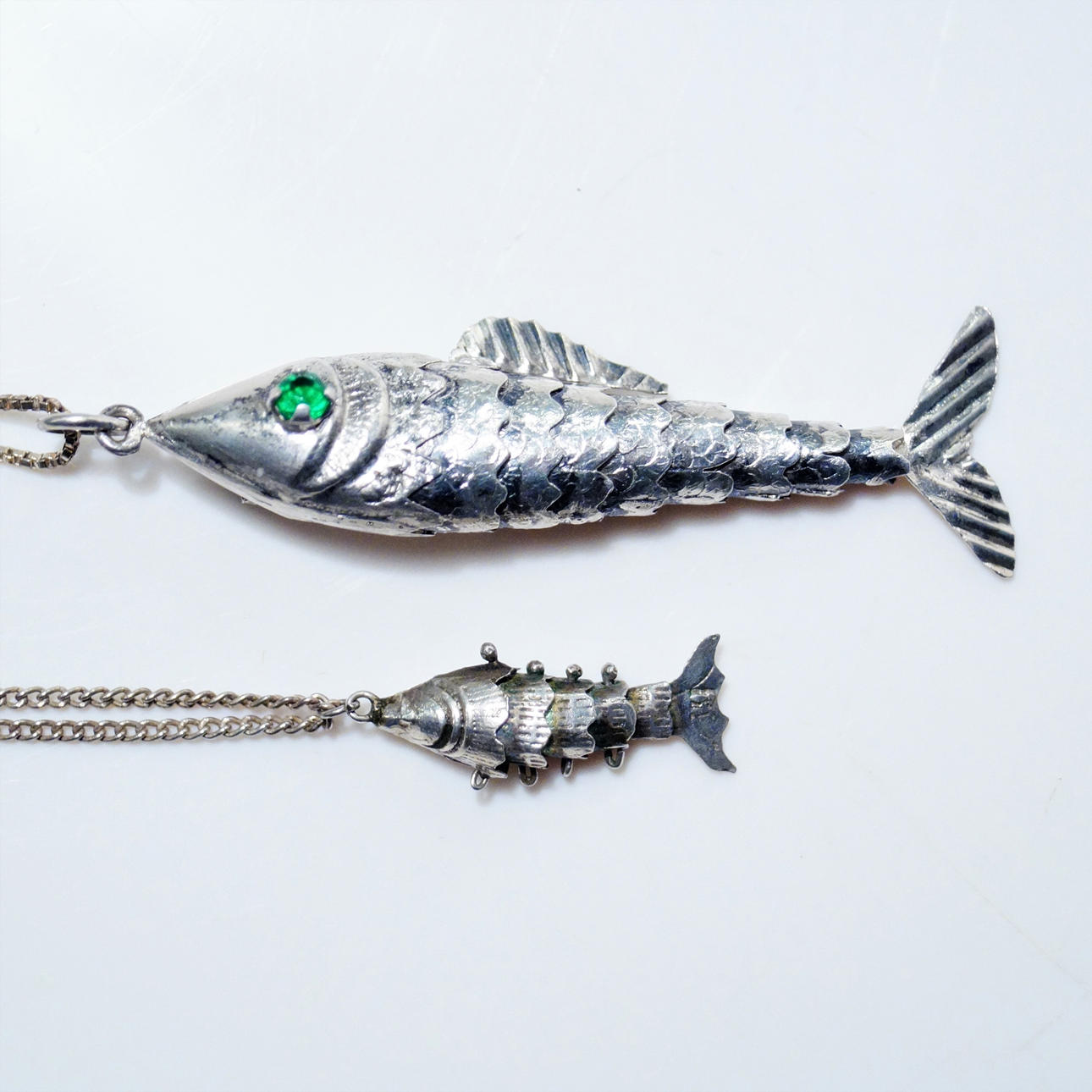 HALSBAND, 2st, silver, ledade fiskar.