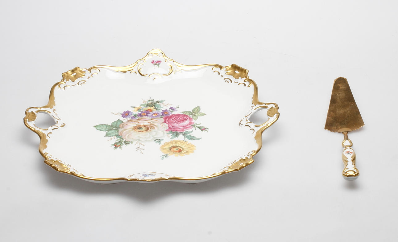 TÅRTFAT samt TÅRTSPADE, porslin, Tyskland, 1900-tal.