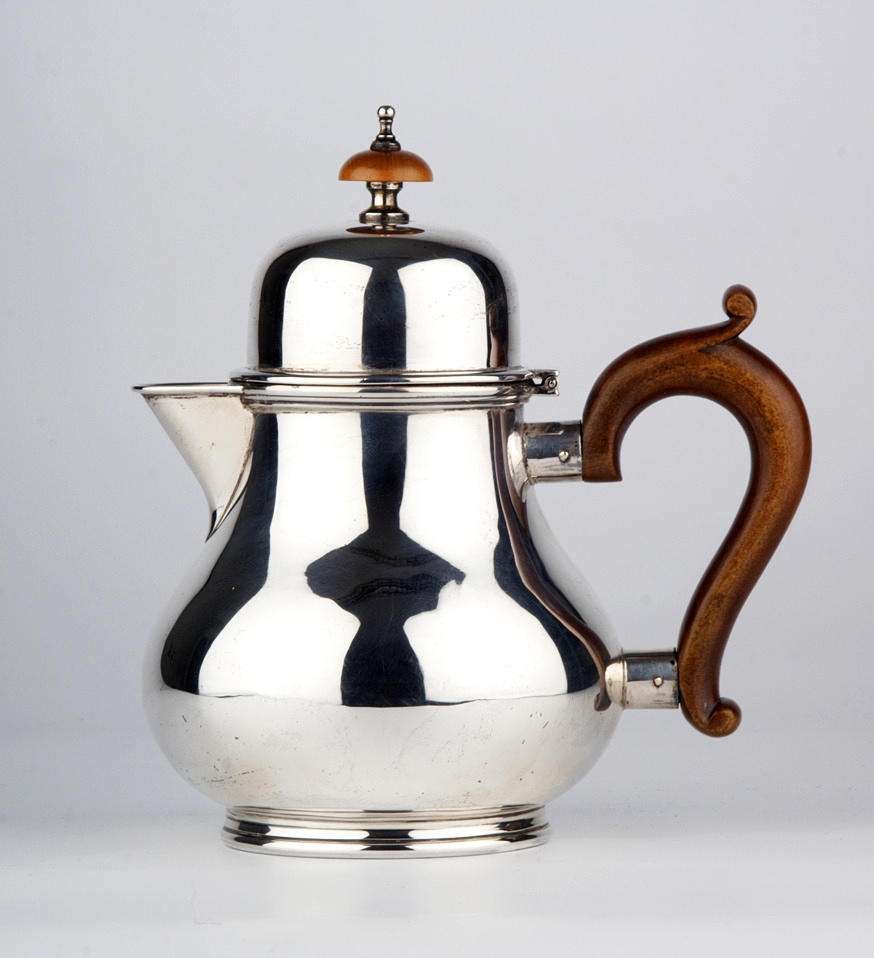 TEKANNA. 925 sterlingsilver Birmingham. England. 1858. Vikt: 440 gram.