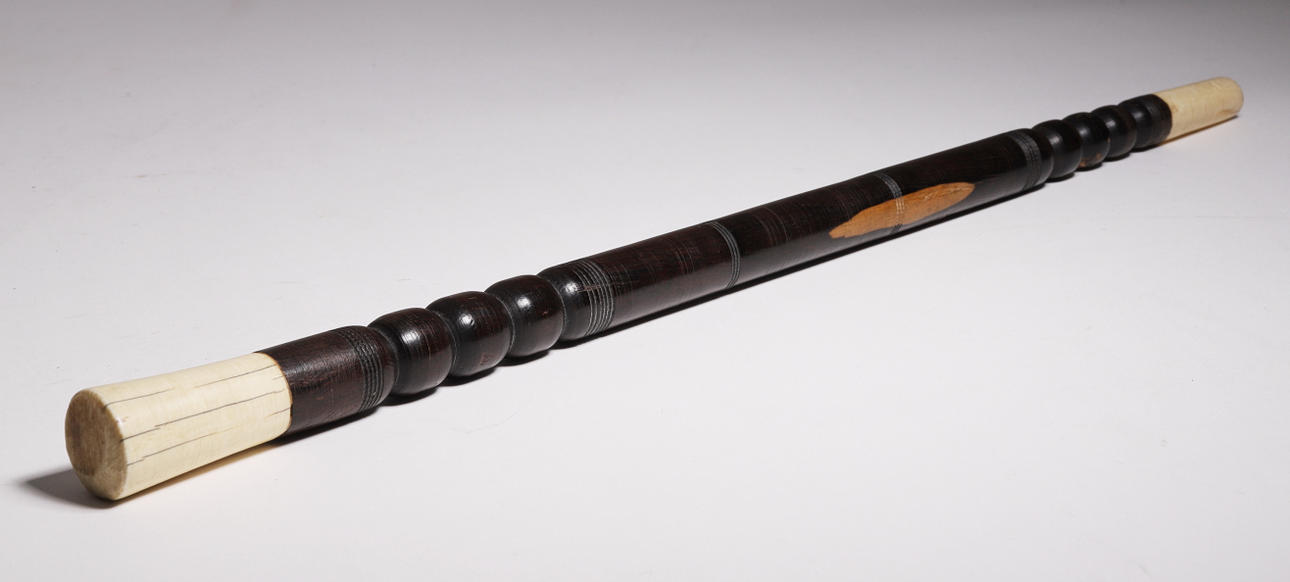 COMMAND ROD. EBONY AND CARVED BONE. XIX CENTURY.