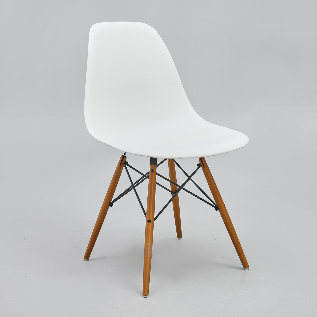 CHARLES & RAY EAMES. Stol, "Eames Plastic Side Chair DSW", til Vitra, moderne, støbt polypropylenskal, hårdttræsben.