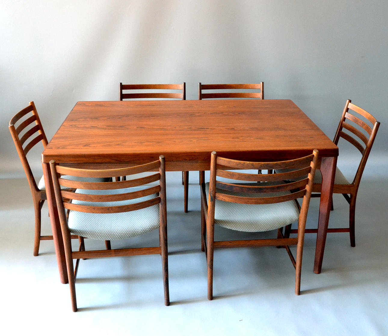 HENNING KJAERNULF. bord med 6 stolar.