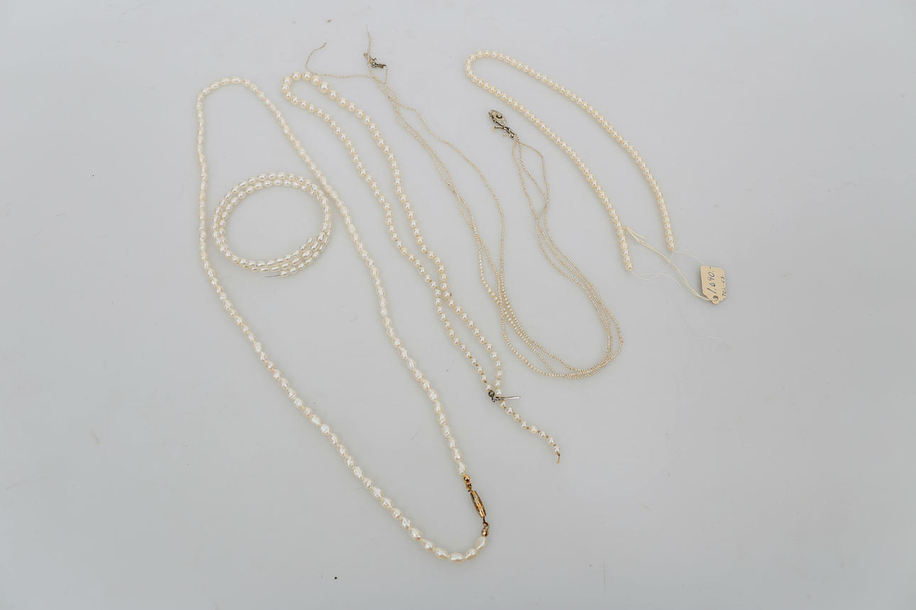 PÄRLOR, odlade och sötvatten, monterade på tråd.