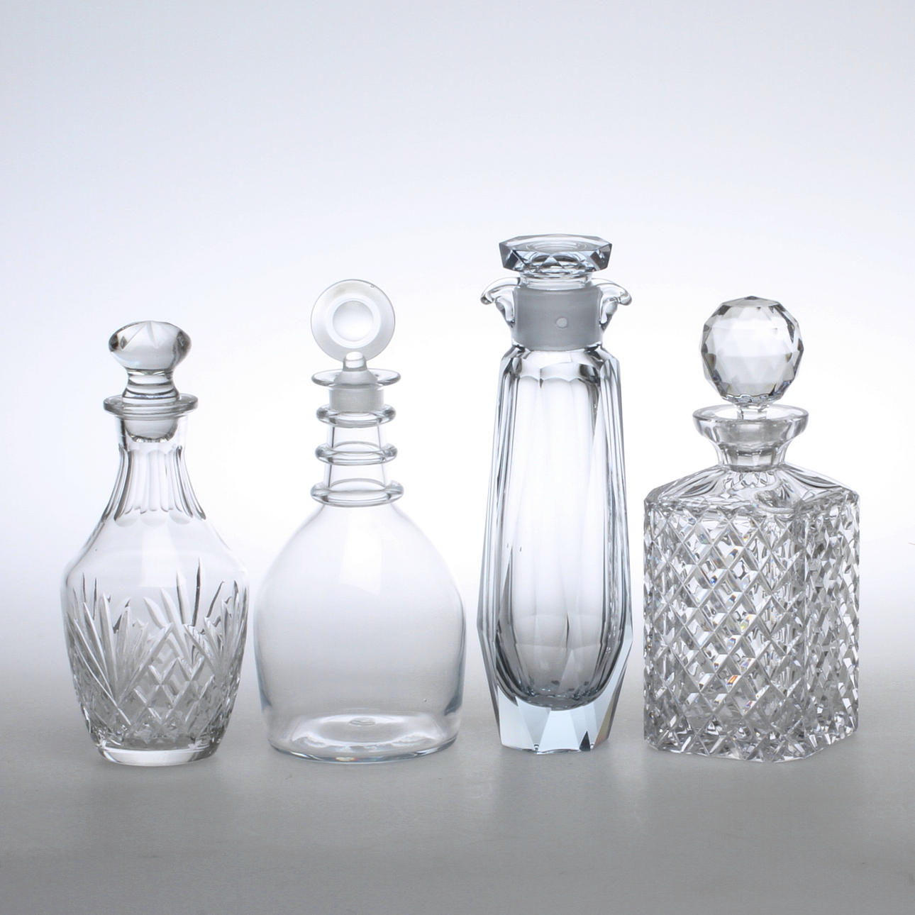 KARAFFER, 4 st, glas, bland annat Strömbergshyttan, 1900-tal.