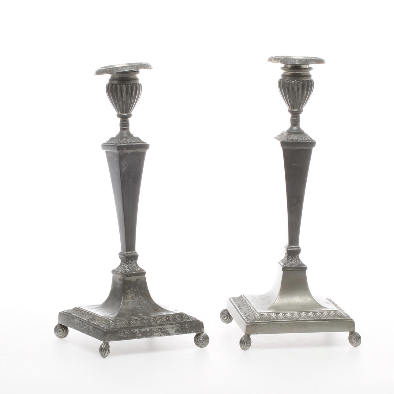 LJUSSTAKAR, ett par, tenn, sengustaviansk stil, 18/1900-tal.