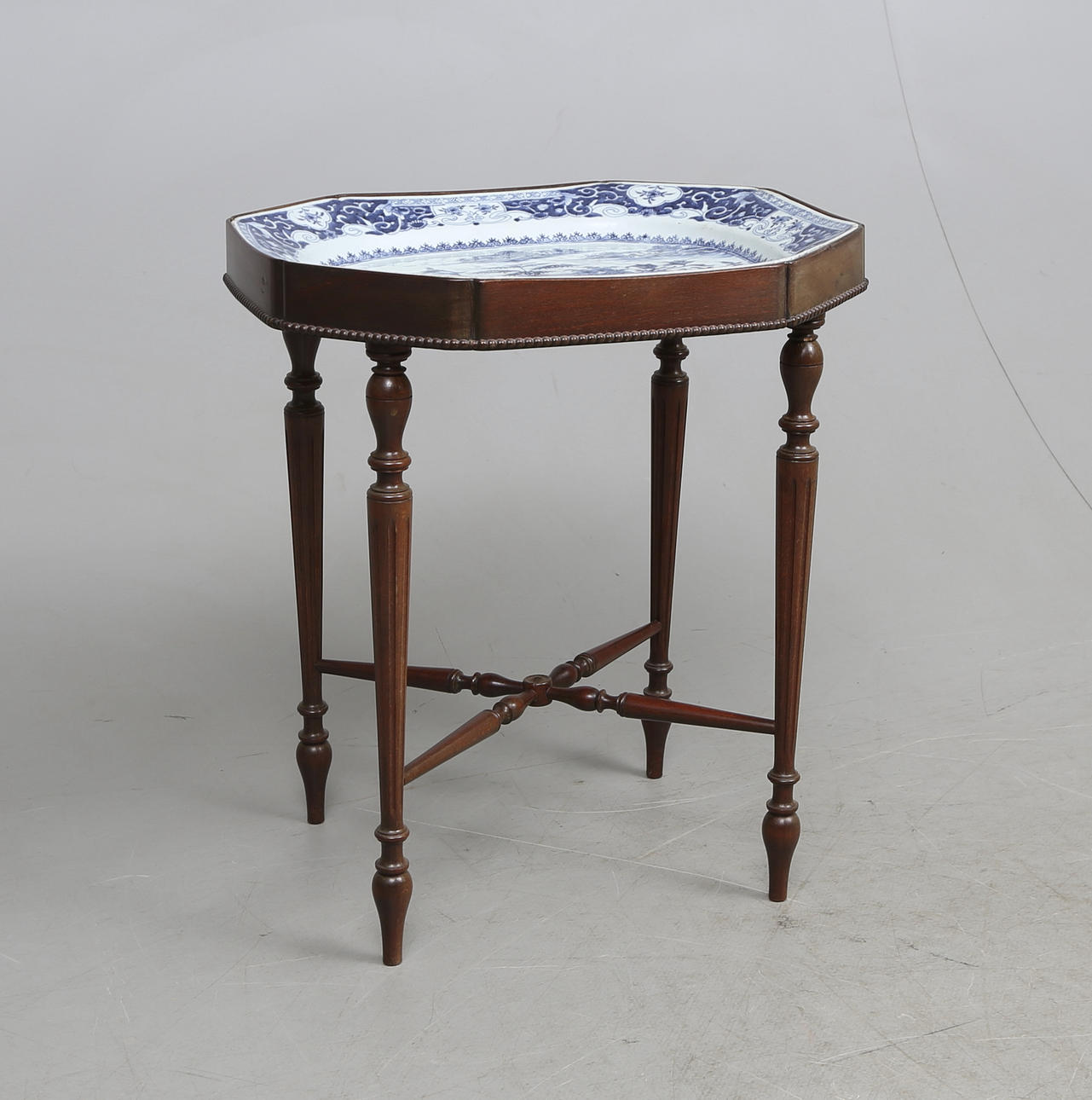 BORD med UPPLÄGGNINGSFAT, porslin, Kina, 1700/1800-tal.