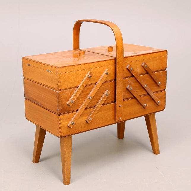 SYSKRIN på ben, med tillbehör, 1900-talets mitt.