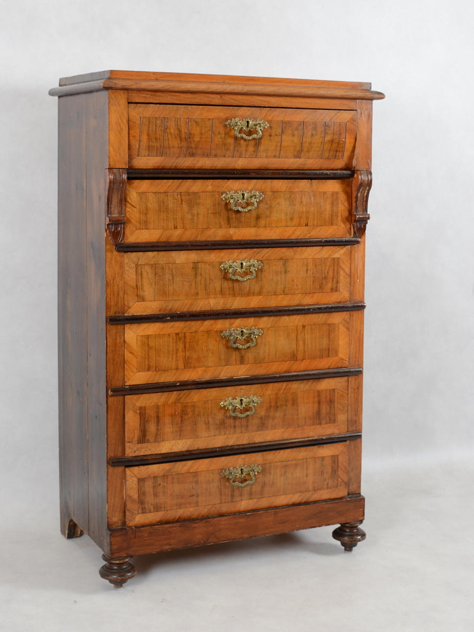 BYRÅ i mahognyfanér. Nyrennässans. 1800-talets senare hälft.