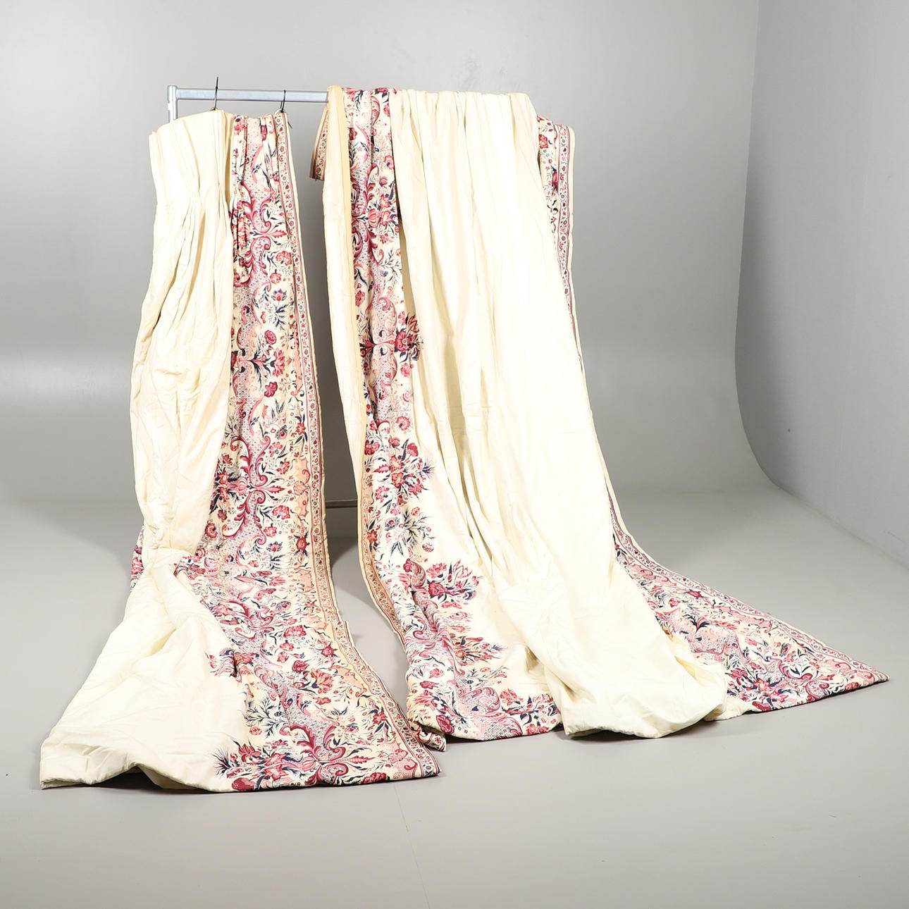 TRE PAR BLOMSTERGARDINER.