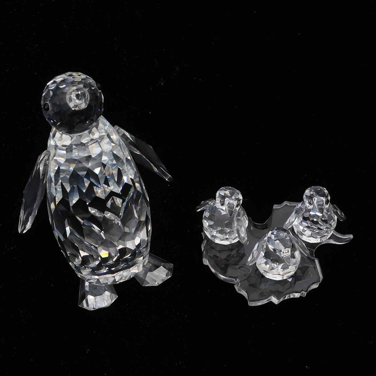 SWAROVSKI: LARGE PENGUIN & BABY PENGUINS. Glass - Other - Auctionet
