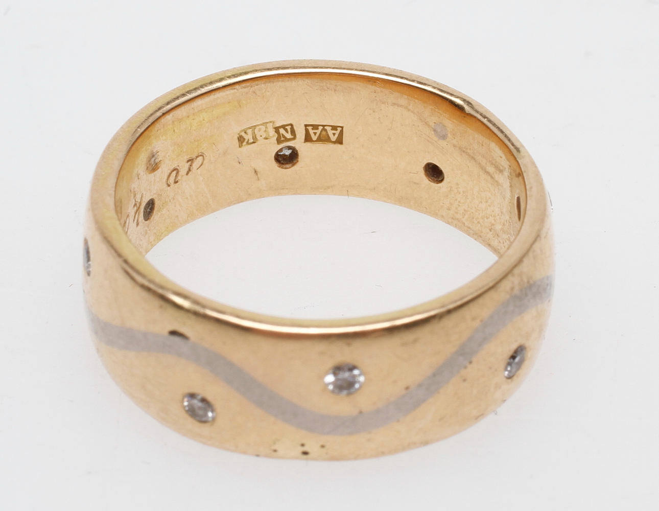 RING, med 8 st små diamanter, 18k guld, vikt ca 14,4 gr.