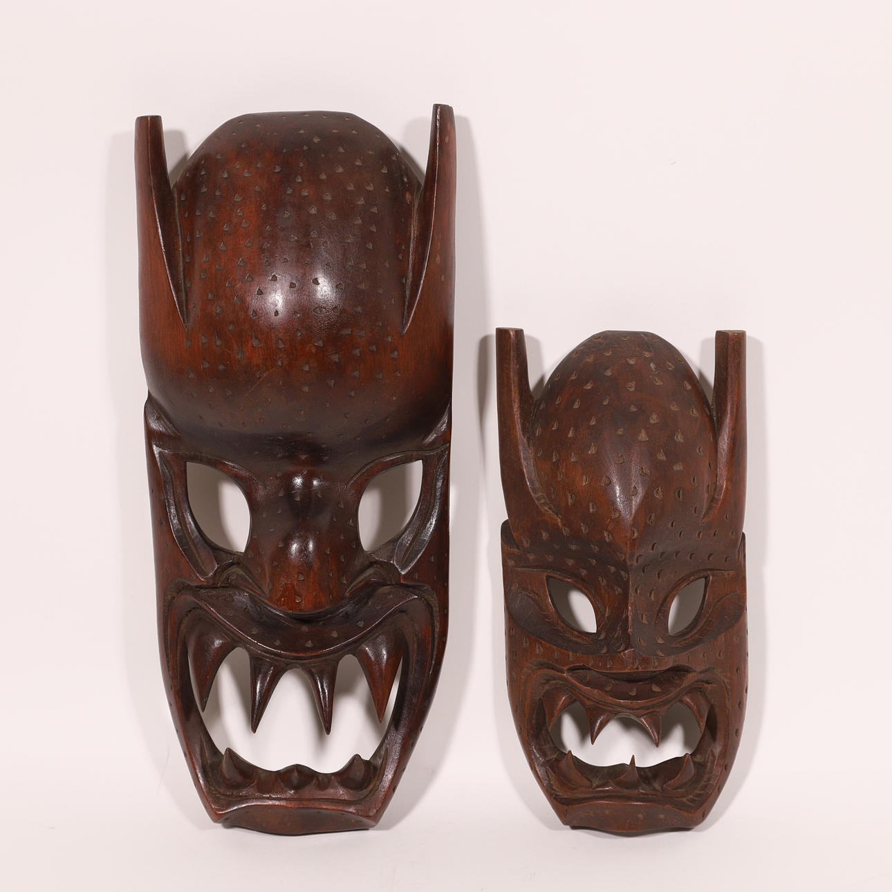 DOS MÁSCARAS AFRICANAS. MADERA TALLADA.