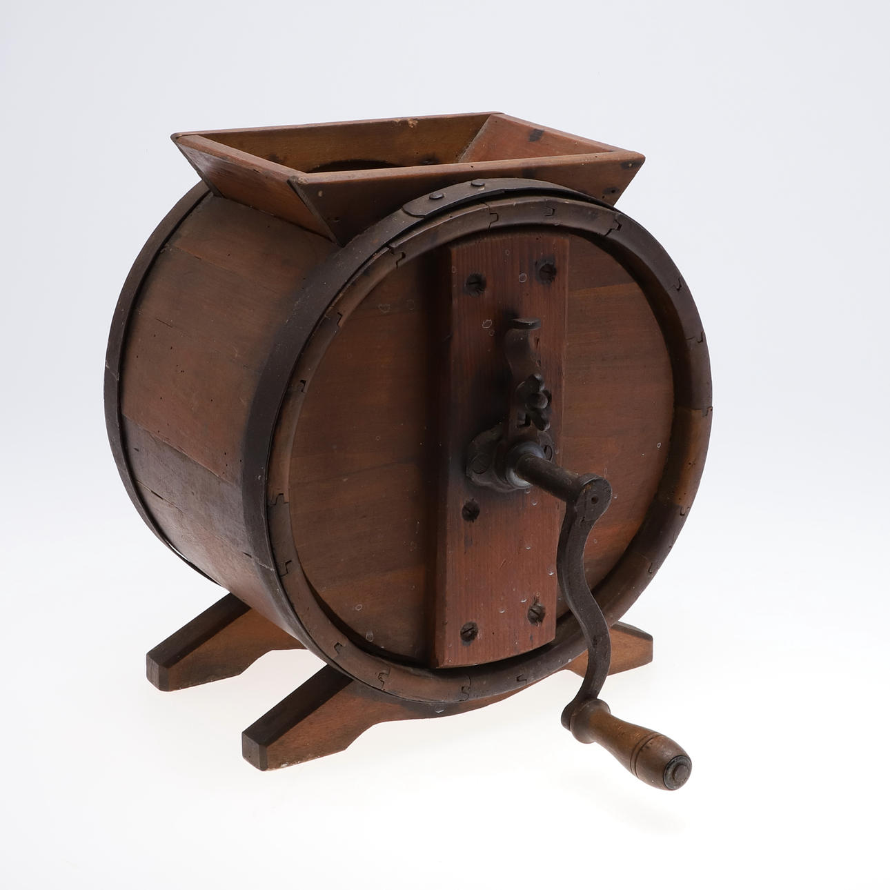 ANTIKES BUTTERFASS AUS HOLZ UND EISEN.